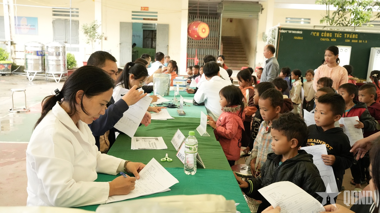 Tuyên Quang: Hơn 1.000 học sinh vùng biên xã Sơn Vĩ được khám sức khỏe